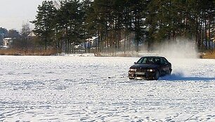 Zigmundo RS nuotr.: BMW ant Salotės ežero