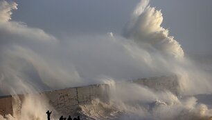 ADRIAN DENNIS / AFP