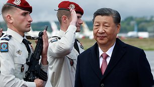 Kinijos prezidentas Xi Jinping aplanko Prancūziją.