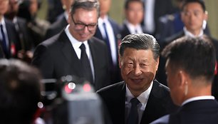 Kinijos prezidentas Xi Jinping aplanko Serbiją.