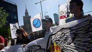 Demonstrantai Varšuvoje neša uždraustą ES simboliką.