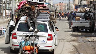 Palestiniečiai evakuojasi dėl Izraelio operacijos Rafache.
