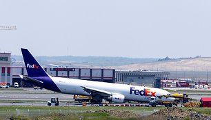 Boeing krovininis lėktuvas nusileido Stambule be priekinių ratų.