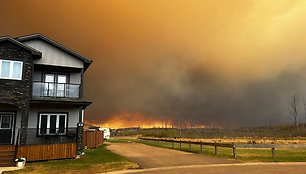 Evakuacijos įsakytos naftos gamybos Fort McMurray / KOSAR / AFP