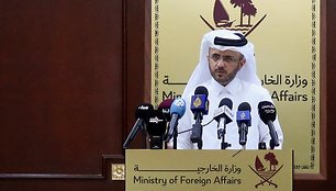 Majed Al-Ansari kalba savaitinėje spaudos konferencijoje Dohoje. / Imad Creidi / REUTERS