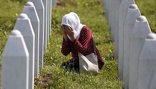 Moteris meldžiasi prie artimojo kapo Srebrenicos masakre. / Dado Ruvic / REUTERS