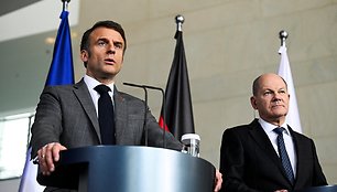 Lenkijos ministras Tusk ir Prancūzijos prezidentas Macron susitinka su Vokietijos kancleriu Scholz Berlyne. / Annegret Hilse / REUTERS