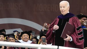 Biden kalbėjo Morehouse baigimo ceremonijoje. / Alex Brandon / AP