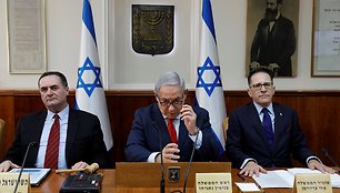 Netanyahu pradeda savaitinį susitikimą ministro kabinete Jeruzalėje. / POOL / REUTERS