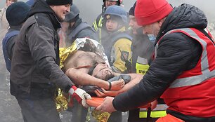 Rusijos raketų atakos pasekmės Charkove. / VYACHESLAV MADIYEVSKYY / REUTERS