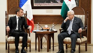 Prancūzijos prezidentas Macron susitinka su Palestinos prezidentu Abbas Ramalloje. / POOL / via REUTERS