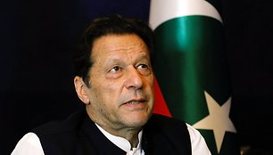 Buvęs Pakistano ministras pirmininkas Imranas Khanas kalbasi su &#34;Reuters&#34; / AKHTAR SOOMRO / REUTERS