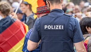 Policininkas kalbasi su futbolo fanais / IMAGO / IMAGO/Wolfgang Maria Weber