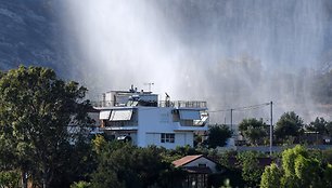 Gaisras siautėja Graikijos sostinės rytuose. / Dimitris Aspiotis / ZUMAPRESS.com