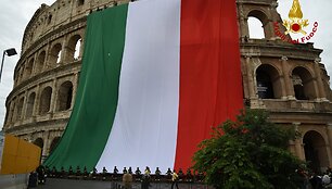 Italijos gaisrininkai atskleidė milžini&scaron;ką trispalvę Koliziejuje. / CDV_UMBRIA / Vigili del Fuoco/Cover Images