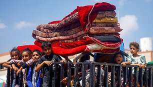 Palestinai bėga i&scaron; Khan Younis rytinės dalies. / Mohammed Salem / REUTERS