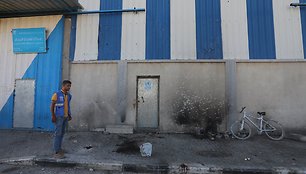 Izraelis nukreipė ataką į Gazos UNRWA sandėlį. / Omar Ashtawy / ZUMAPRESS.com