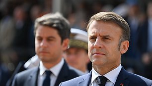 Macron ir Attal ceremonijoje Mont-Valerien memorialo metu. / Jacques Witt/SIPA / Jacques Witt/SIPA