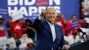 JAV prezidentas Joe Biden reaguoja į auditoriją Detroite. / Rebecca Cook / REUTERS