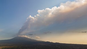 ETNA WALK / MARCO RESTIVO / REUTERS