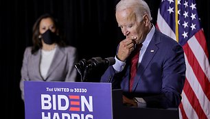 Bidenas ir Harris atsako į klausimus Vilmingtono renginyje. / Carlos Barria / REUTERS