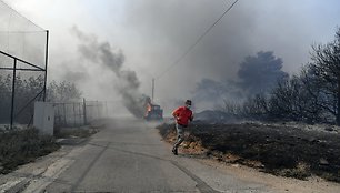 Gražus ugnikalnis siaučia Graikijoje. / Michael Varaklas / AP