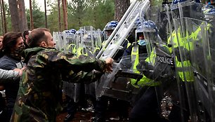 Šventėtojai susiduria su riaušių policija Thetford miške. / TOBY MELVILLE / REUTERS