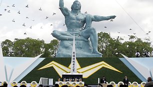 Balandžiai skraido aplink Taikos statulą Nagasaki ceremonijoje. / Reuters Photographer / REUTERS