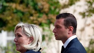 Prancūzijos prezidentas Macron&#39;as susitinka su partijų lyderiais Paryžiuje. / Gonzalo Fuentes / REUTERS