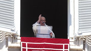 Pope Pranciškus atlieka Angelus maldą 2024-aisiais. / Evandro Inetti / ZUMAPRESS.com