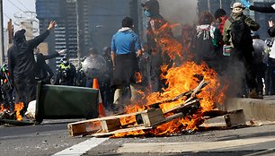 Karinėje parodoje Australijoje protestuotojai susirėmė su pareigūnais / Con Chronis / via REUTERS