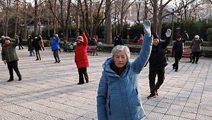 Senjorai šoka parke Pekine. / Tingshu Wang / REUTERS