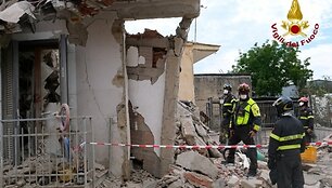 Gaisrininkai dirba sugriuvusio pastato Saviano vietoje. / Vigili del Fuoco / via REUTERS