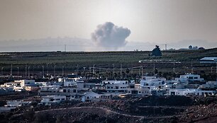 Dūmai kyla i&scaron; pietų Libano po Izraelio atakų. / Gil Eliyahu / REUTERS