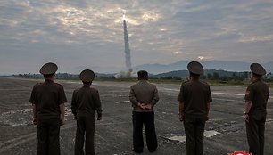 Šiaurės Korėjos lyderis Kim Jong-un stebi naujo taktinio balistinio raketo bandomąjį paleidimą. / KCNA / via REUTERS