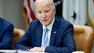 JAV prezidentas Joe Biden gauna informaciją apie uraganą Helene. / SAUL LOEB / AFP