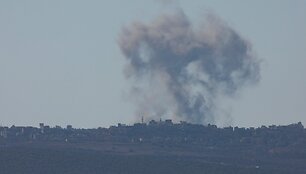 Tebejantys prie&scaron;i&scaron;kumai tarp Hezbollah ir Izraelio Libane. / Aziz Taher / REUTERS