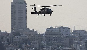 Sraigtasparnis su pacientu skrenda į Tel Avivo ligoninę. / Hannah McKay / REUTERS