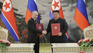 Rusijos prezidentas Vladimiras Putinas ir Šiaurės Korėjos lyderis Kim Jong Unas