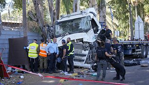 Sunkvežimiui įsirėžus į autobusų stotelę sužeisti 24 žmonės / Ohad Zwigenberg / AP