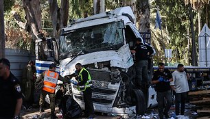 Izraelyje sunkvežimis įsirėžė į autobusų stotelę  / SAEEDQAQ / Saeed Qaq/Cover Images