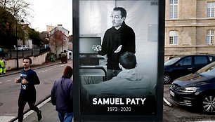 Plakatas S. Paty atminti / THOMAS COEX / AFP