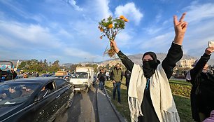 Žmonės švenčia Damasko gatvėse / LOUAI BESHARA / AFP