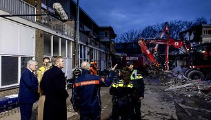 Sprogimo Hagoje vietą lanko Nyderlandų karalius ir karalienė. / KOEN VAN WEEL / AFP