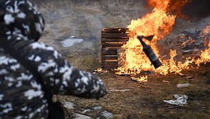 Vyras meta Molotovo kokteilį / DANIEL LEAL / AFP