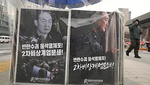 Plakatai prieš Yoon Suk-yeolą / Ahn Young-joon / AP