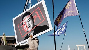 Protesto metu panaudotas Yoon Suk-yeolo atvaizdas / YASUYOSHI CHIBA / AFP