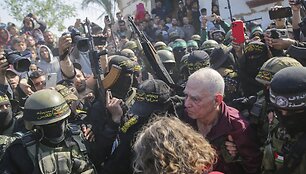 &bdquo;Hamas&ldquo; kariai veda vieną i&scaron; Izraelio įkaitų / Jehad Alshrafi / AP