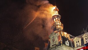 Gaisras Paryžiaus 12-ojo rajono rotu&scaron;ėje / P Millet / AP