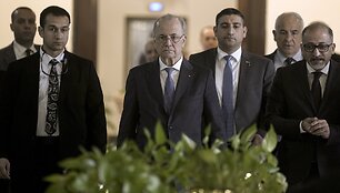 Palestinos premjeras Mohammedas Mustafa ir Arabų Lygos atstovai / Amr Nabil / AP